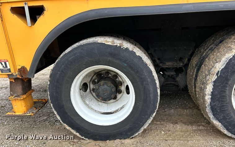 image for item EK8017 2010 International SF625 digger derrick truck