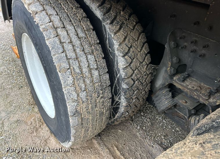 image for item EK8017 2010 International SF625 digger derrick truck