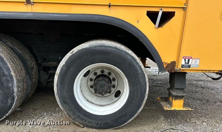 image for item EK8017 2010 International SF625 digger derrick truck