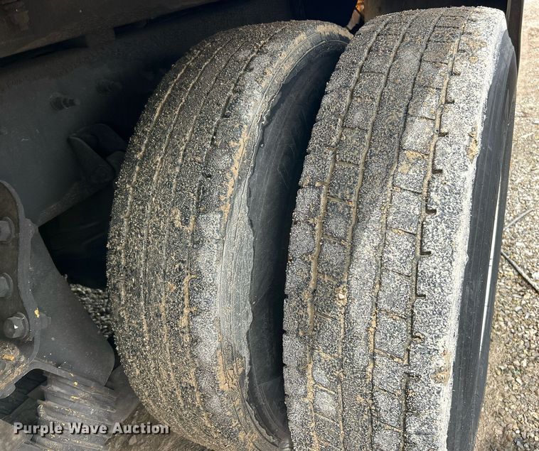 image for item EK8017 2010 International SF625 digger derrick truck