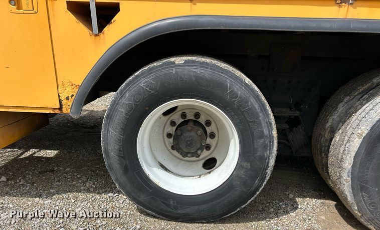 image for item EK8017 2010 International SF625 digger derrick truck