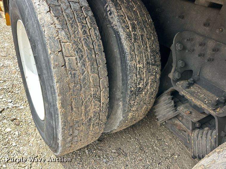 image for item EK8017 2010 International SF625 digger derrick truck