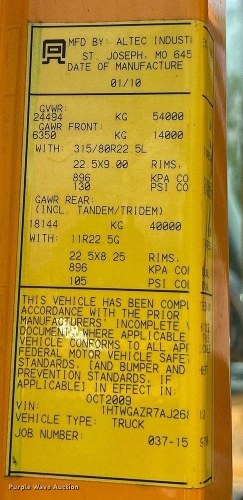 image for item EK8017 2010 International SF625 digger derrick truck