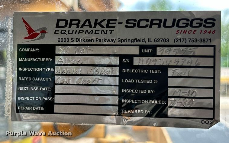 image for item EK8017 2010 International SF625 digger derrick truck