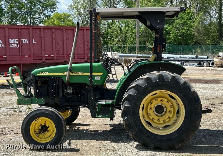image for item EK8023 2003 John Deere 5220 tractor