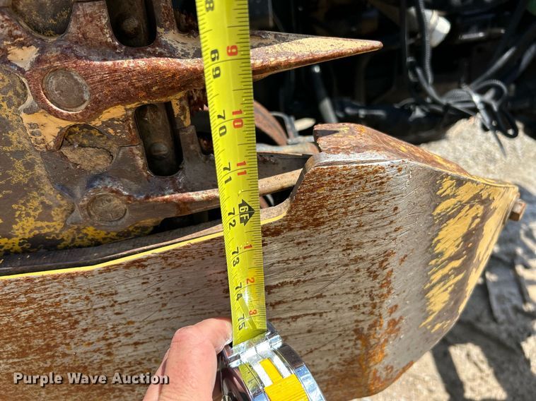 image for item EK8023 2003 John Deere 5220 tractor