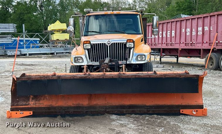 image for item EK8026 2003 International 7400 flatbed truck