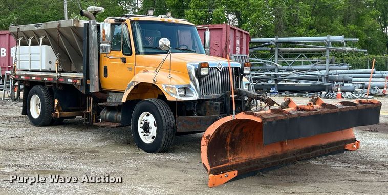 image for item EK8026 2003 International 7400 flatbed truck