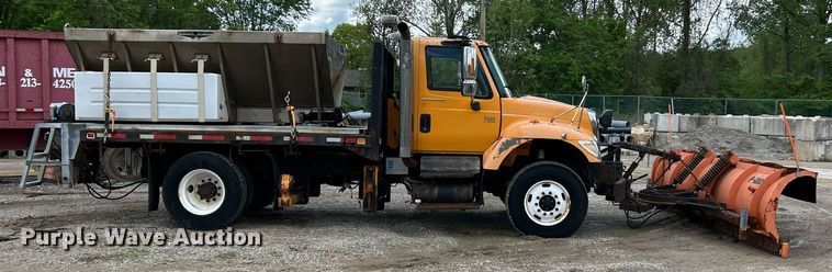 image for item EK8026 2003 International 7400 flatbed truck