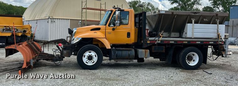 image for item EK8026 2003 International 7400 flatbed truck