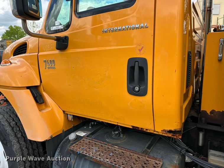 image for item EK8026 2003 International 7400 flatbed truck