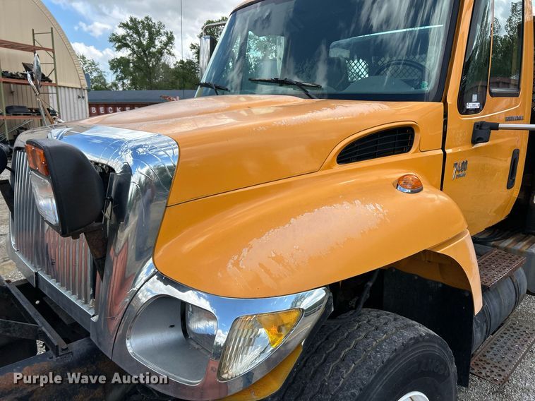 image for item EK8026 2003 International 7400 flatbed truck