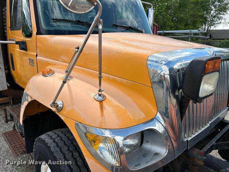 image for item EK8026 2003 International 7400 flatbed truck