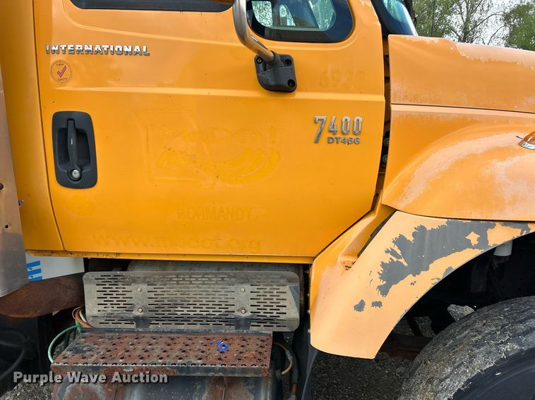 image for item EK8026 2003 International 7400 flatbed truck