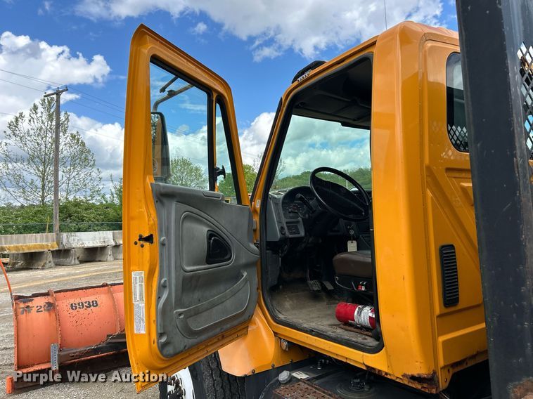 image for item EK8026 2003 International 7400 flatbed truck