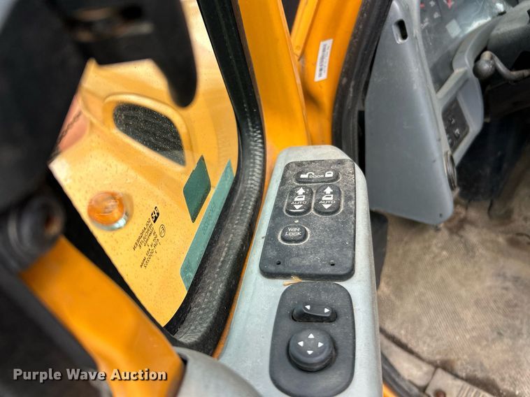 image for item EK8026 2003 International 7400 flatbed truck