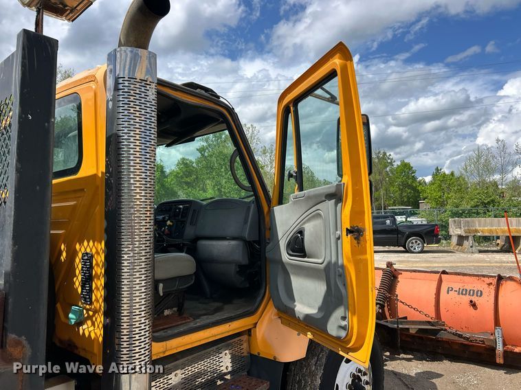 image for item EK8026 2003 International 7400 flatbed truck