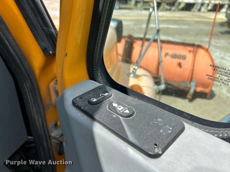 image for item EK8026 2003 International 7400 flatbed truck