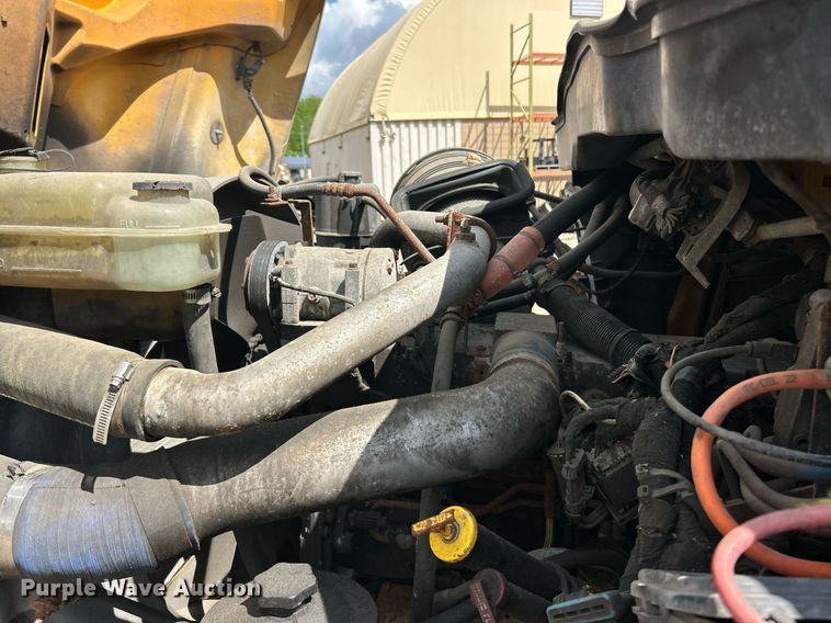 image for item EK8026 2003 International 7400 flatbed truck