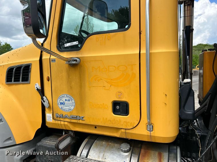 image for item EK8027 2010 Mack Granite dump truck