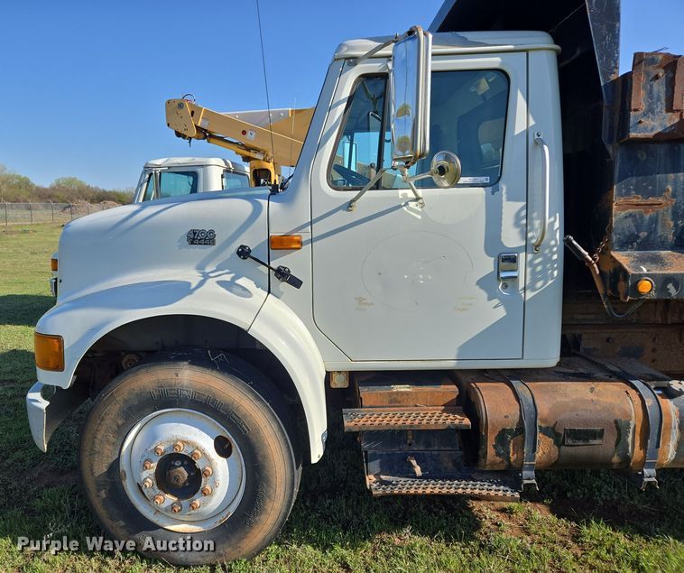 image for item EL1984 2002 International  4700 dump truck