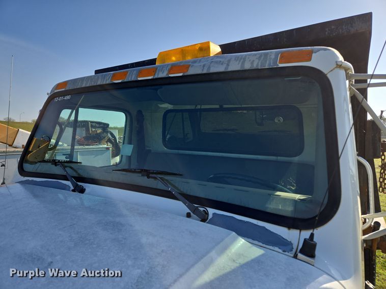 image for item EL1984 2002 International  4700 dump truck