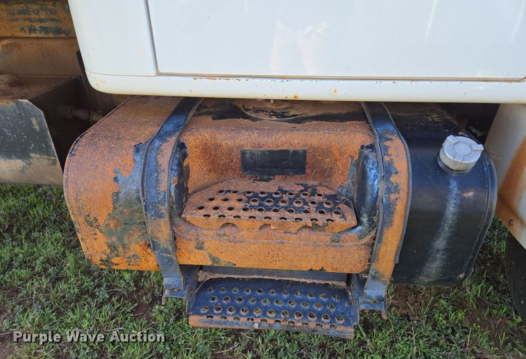 image for item EL1984 2002 International  4700 dump truck