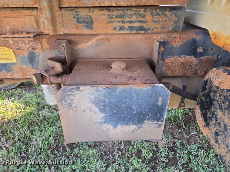 image for item EL1984 2002 International  4700 dump truck