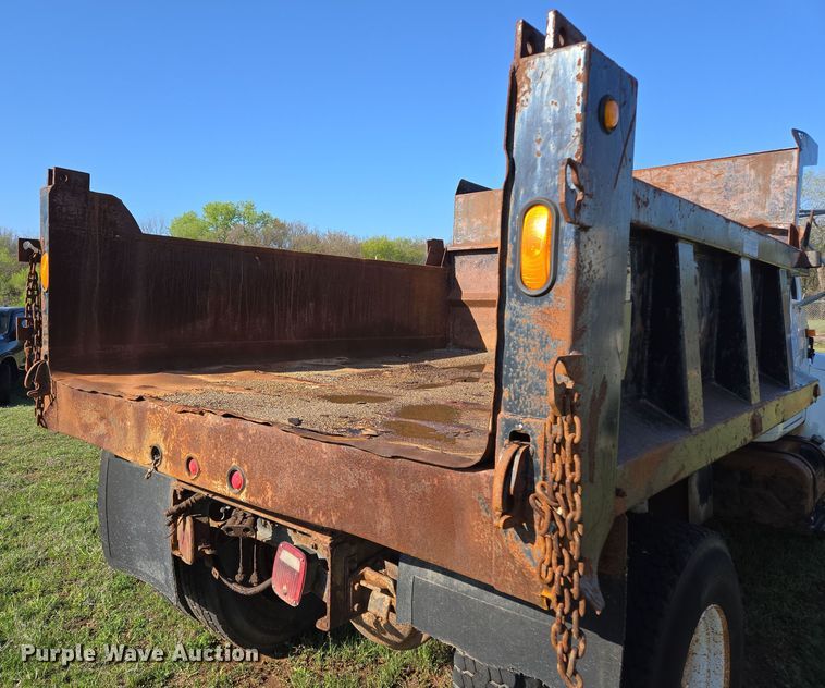 image for item EL1984 2002 International  4700 dump truck