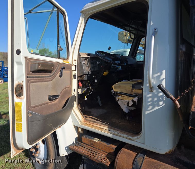 image for item EL1984 2002 International  4700 dump truck