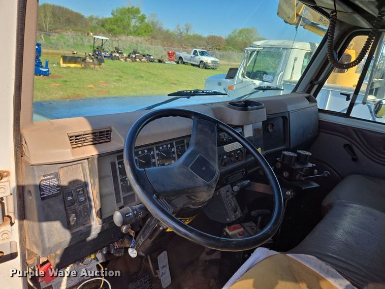 image for item EL1984 2002 International  4700 dump truck