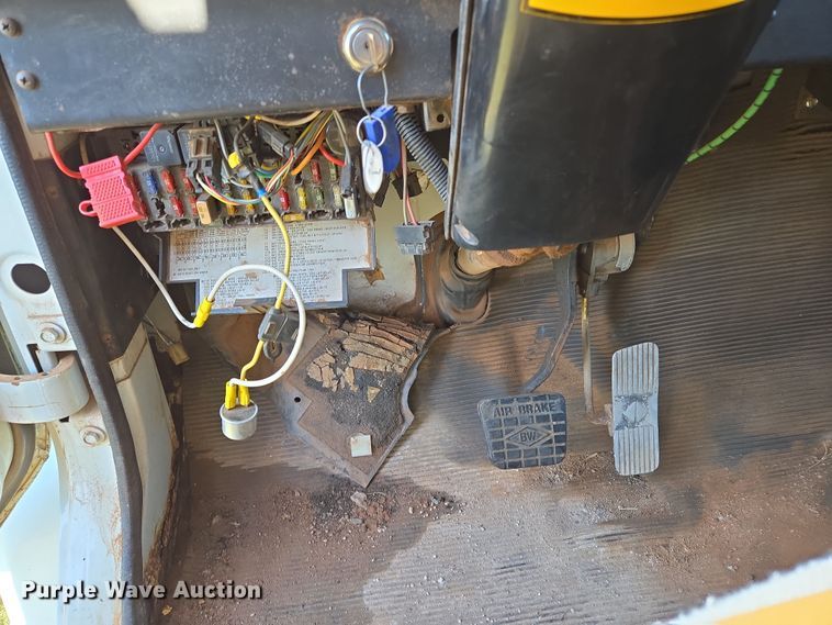 image for item EL1984 2002 International  4700 dump truck