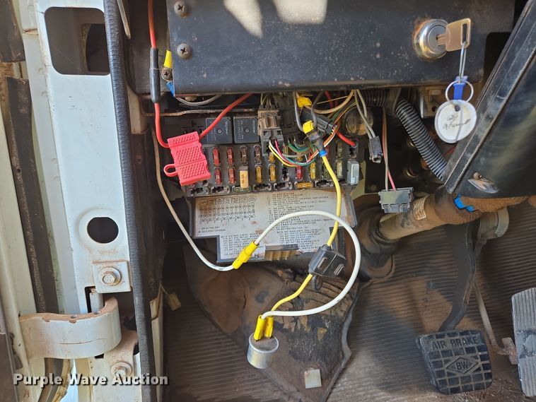 image for item EL1984 2002 International  4700 dump truck