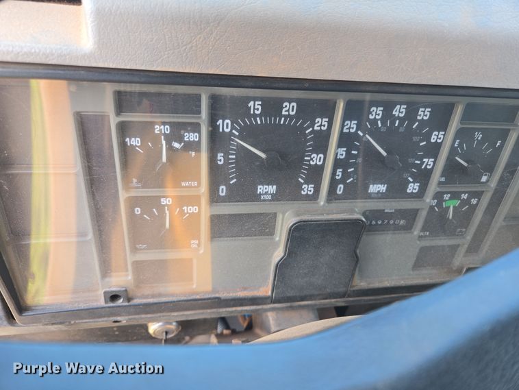 image for item EL1984 2002 International  4700 dump truck