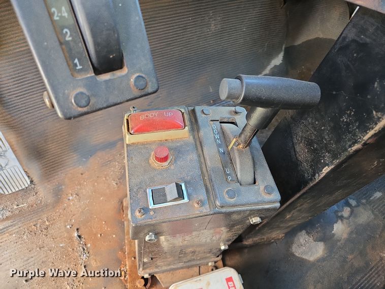 image for item EL1984 2002 International  4700 dump truck