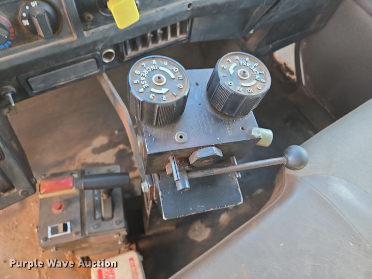 image for item EL1984 2002 International  4700 dump truck