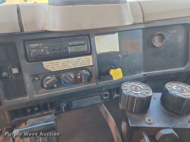 image for item EL1984 2002 International  4700 dump truck