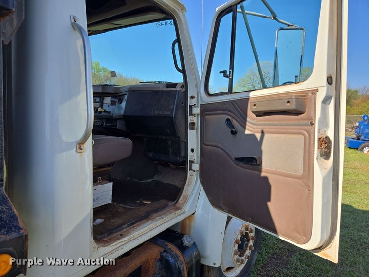 image for item EL1984 2002 International  4700 dump truck