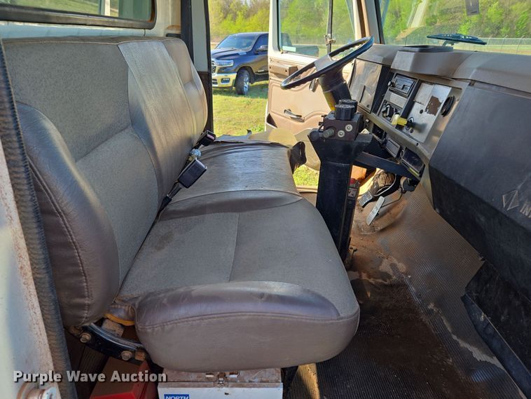 image for item EL1984 2002 International  4700 dump truck