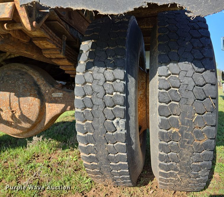 image for item EL1984 2002 International  4700 dump truck