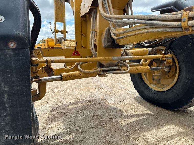 image for item EM3830 2002 Caterpillar 140H motor grader