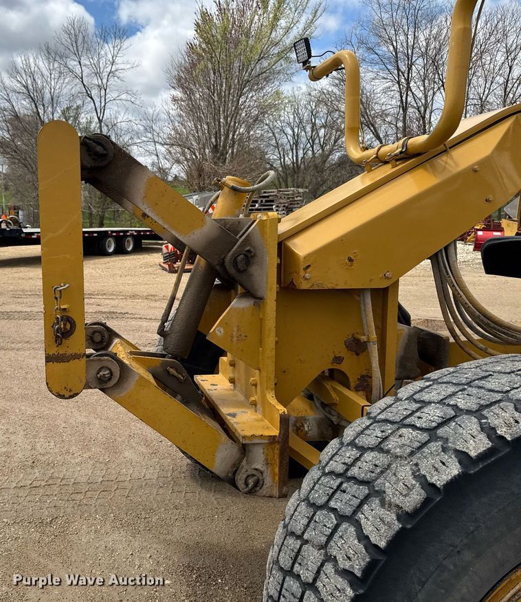 image for item EM3830 2002 Caterpillar 140H motor grader