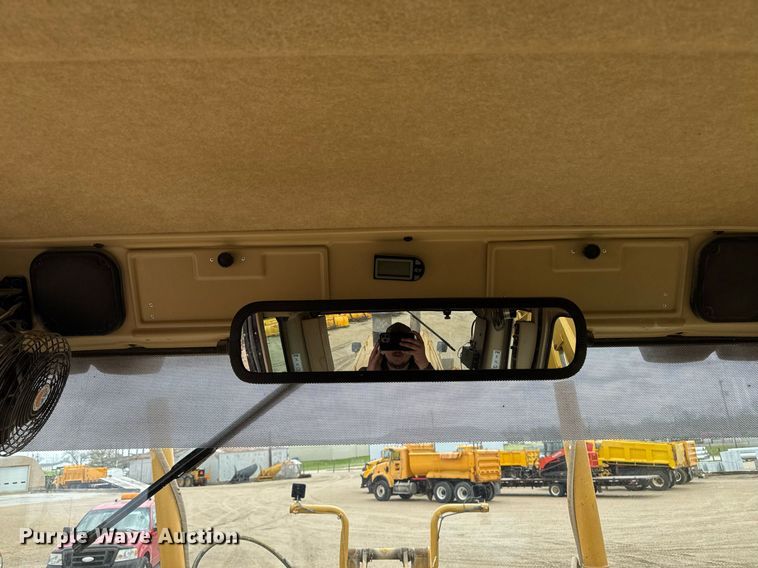 image for item EM3830 2002 Caterpillar 140H motor grader