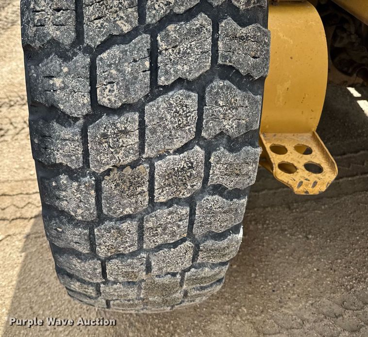 image for item EM3830 2002 Caterpillar 140H motor grader