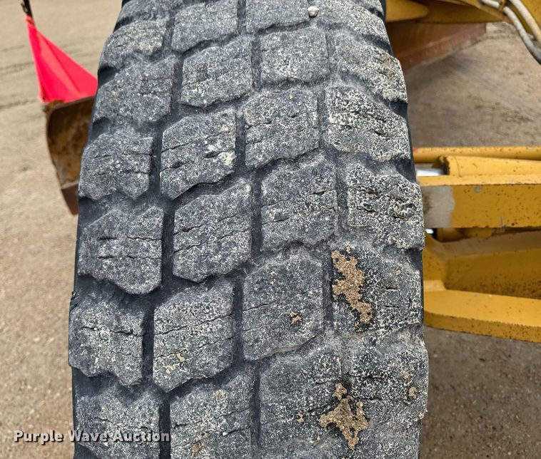 image for item EM3830 2002 Caterpillar 140H motor grader