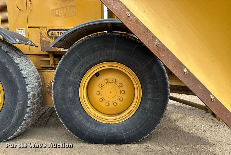 image for item EM3830 2002 Caterpillar 140H motor grader