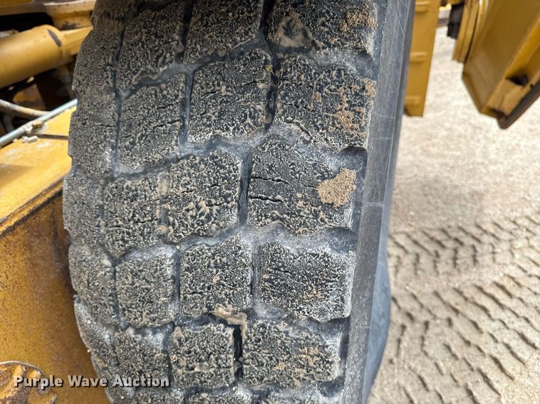 image for item EM3830 2002 Caterpillar 140H motor grader