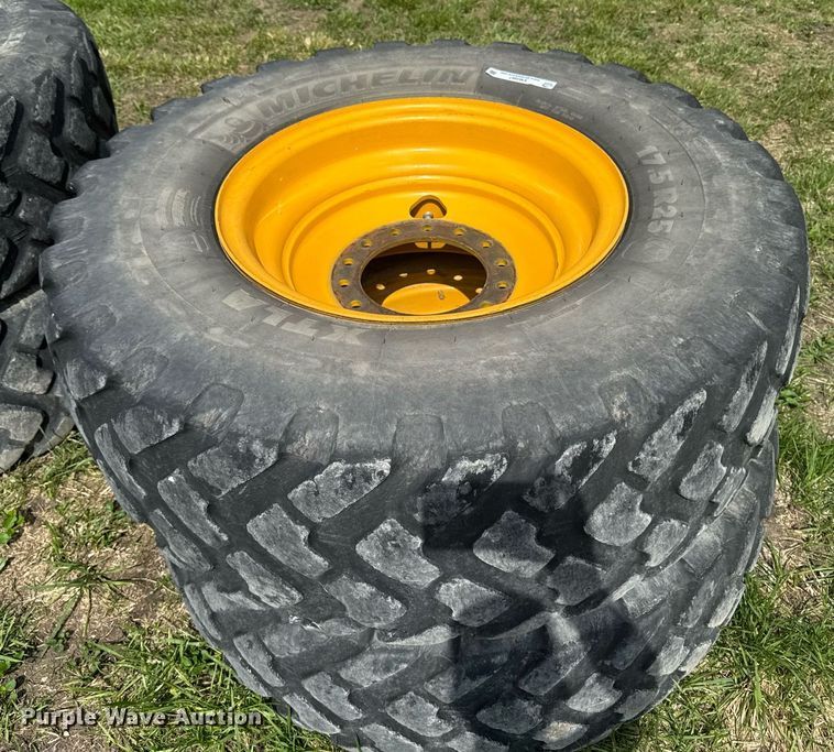 image for item EM3967 6)17.5R25 tires and wheels