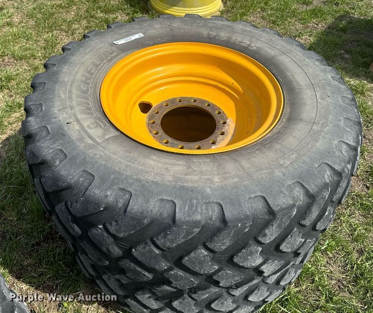 image for item EM3967 6)17.5R25 tires and wheels