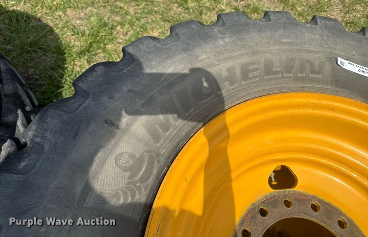 image for item EM3967 6)17.5R25 tires and wheels